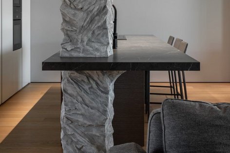 Designerküche in Grautönen mit natürlichem Eichenparkett