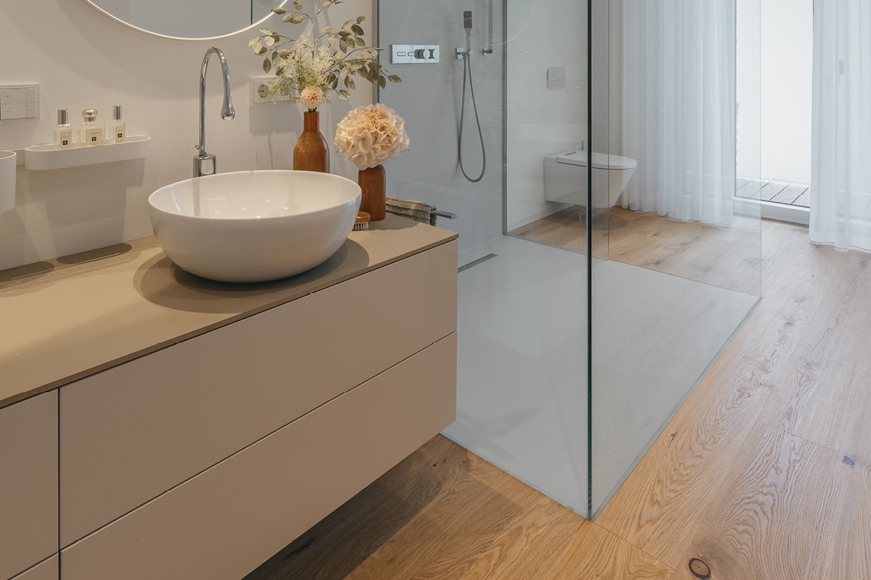 Holzboden Eiche in einem modernen Badezimmer mit ebenerdiger Dusche