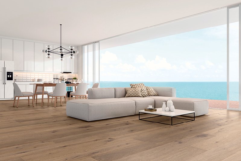Offener Wohnbereich mit hellem Sofa und Holzboden