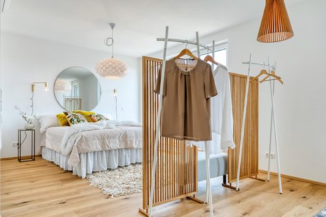 Boho Schlafzimmer mit Holzboden