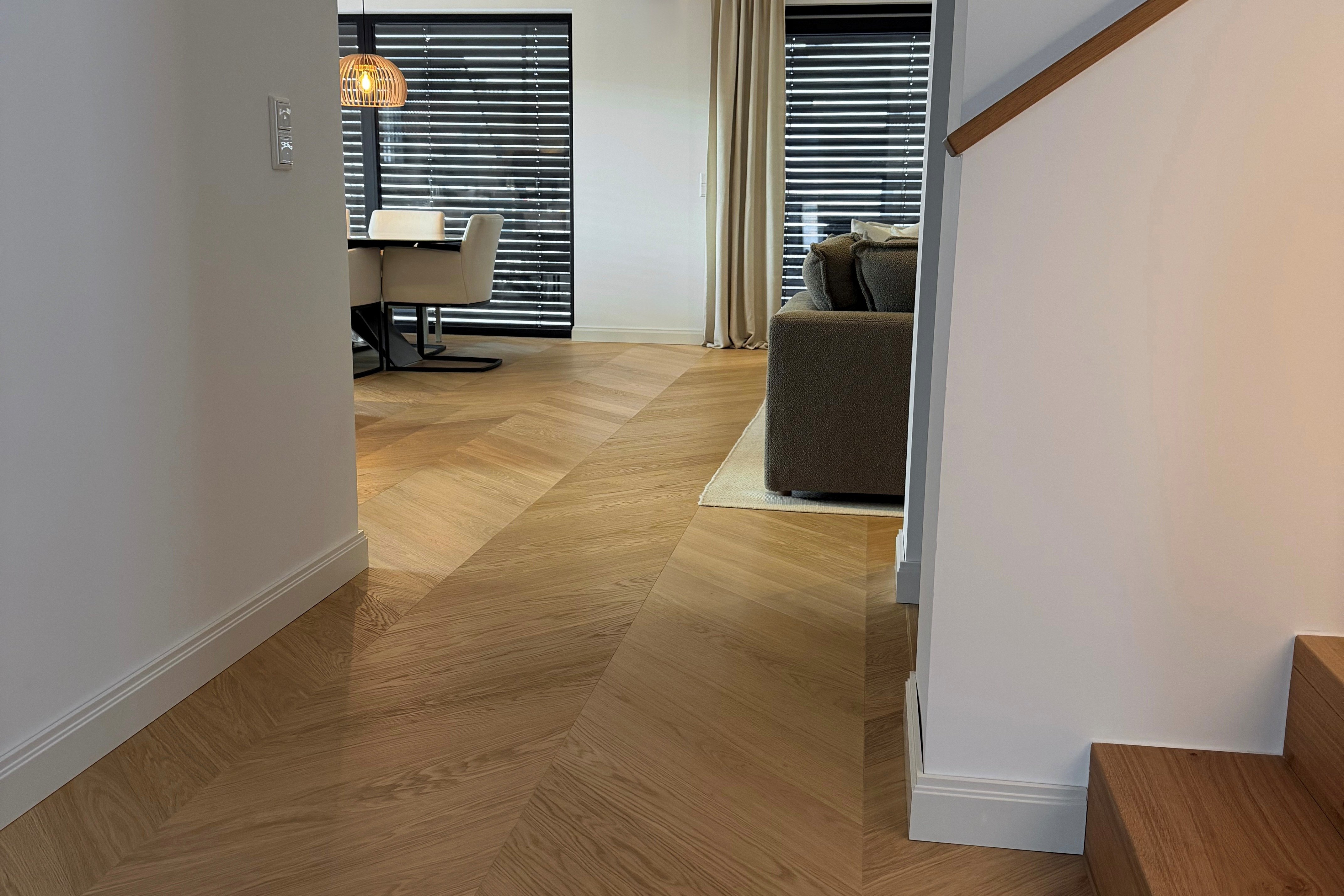 Vorraum und Treppe mit hellem Eichenparkett