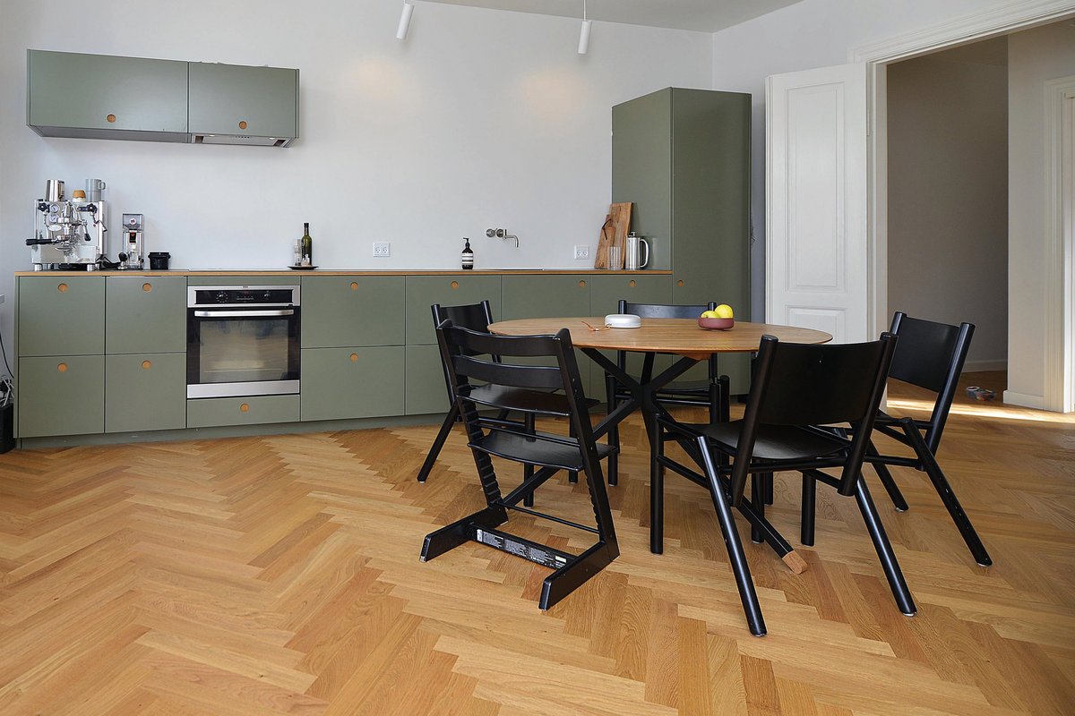 Ein echter Parkettboden in der Küche, hält er das aus? Scheucher Parkett