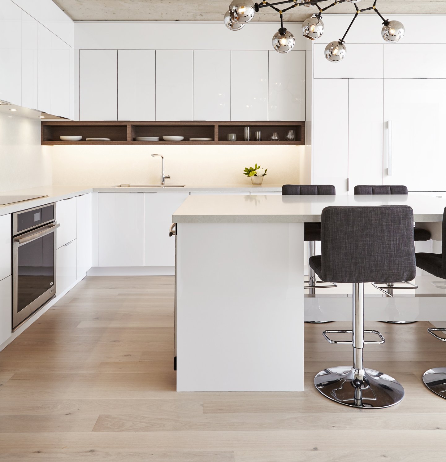 Weißes Eichenparkett in heller Küche mit moderner Lampe