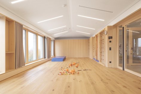 Heller Raum einer Kindertagesstätte mit Holzboden aus Eiche