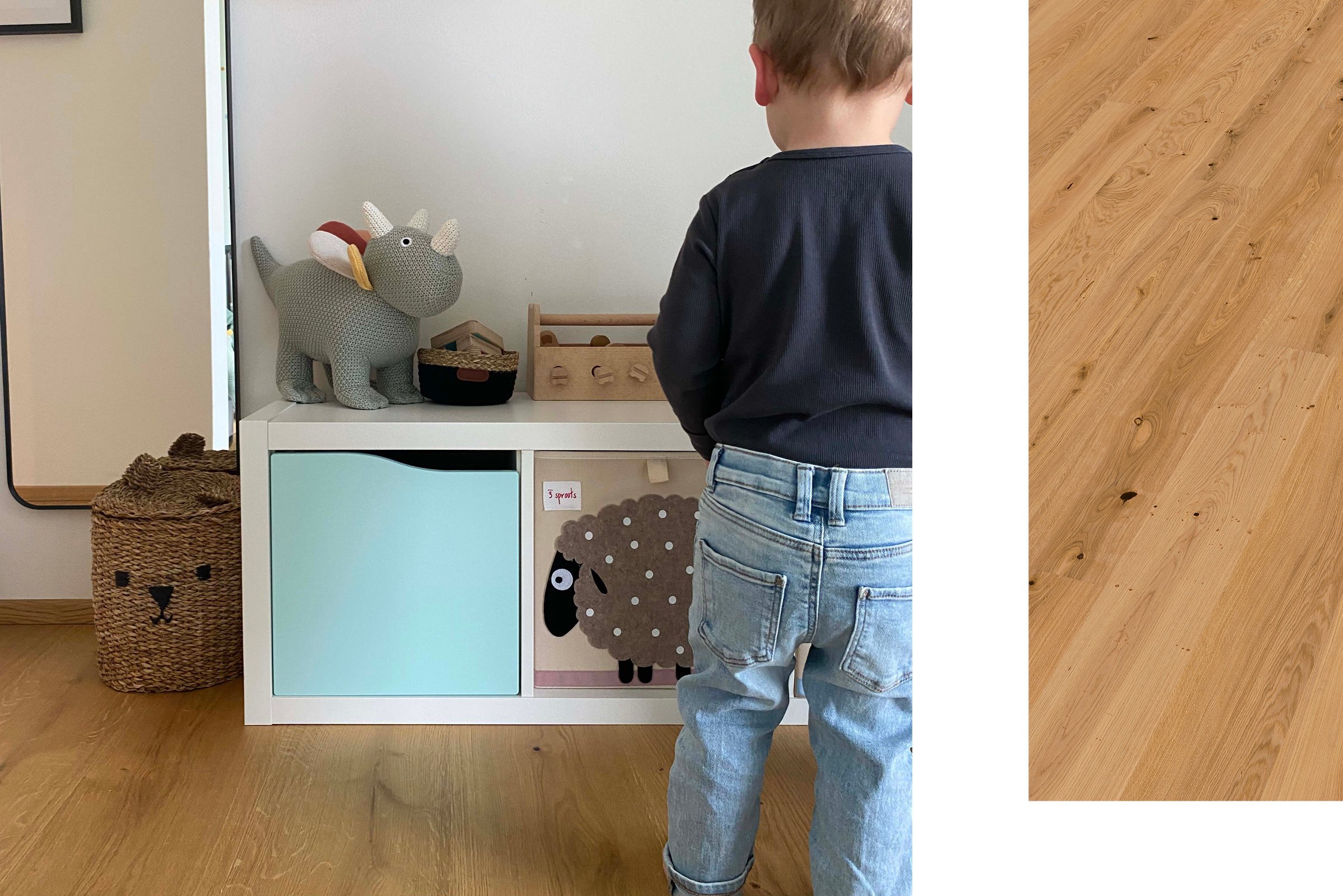 Kinderzimmer mit Kleinkind mit moderner Einrichtung und natürlicher Landhausdiele in Eiche