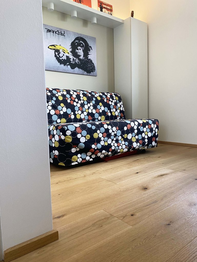 Parkettboden Gästezimmer mit Bild von Banksy