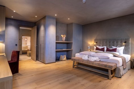 Hotelzimmer mit großzügigem Bett und Holzboden