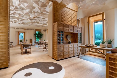 Hotel mit Ying Yang Zeichen am Parkettboden