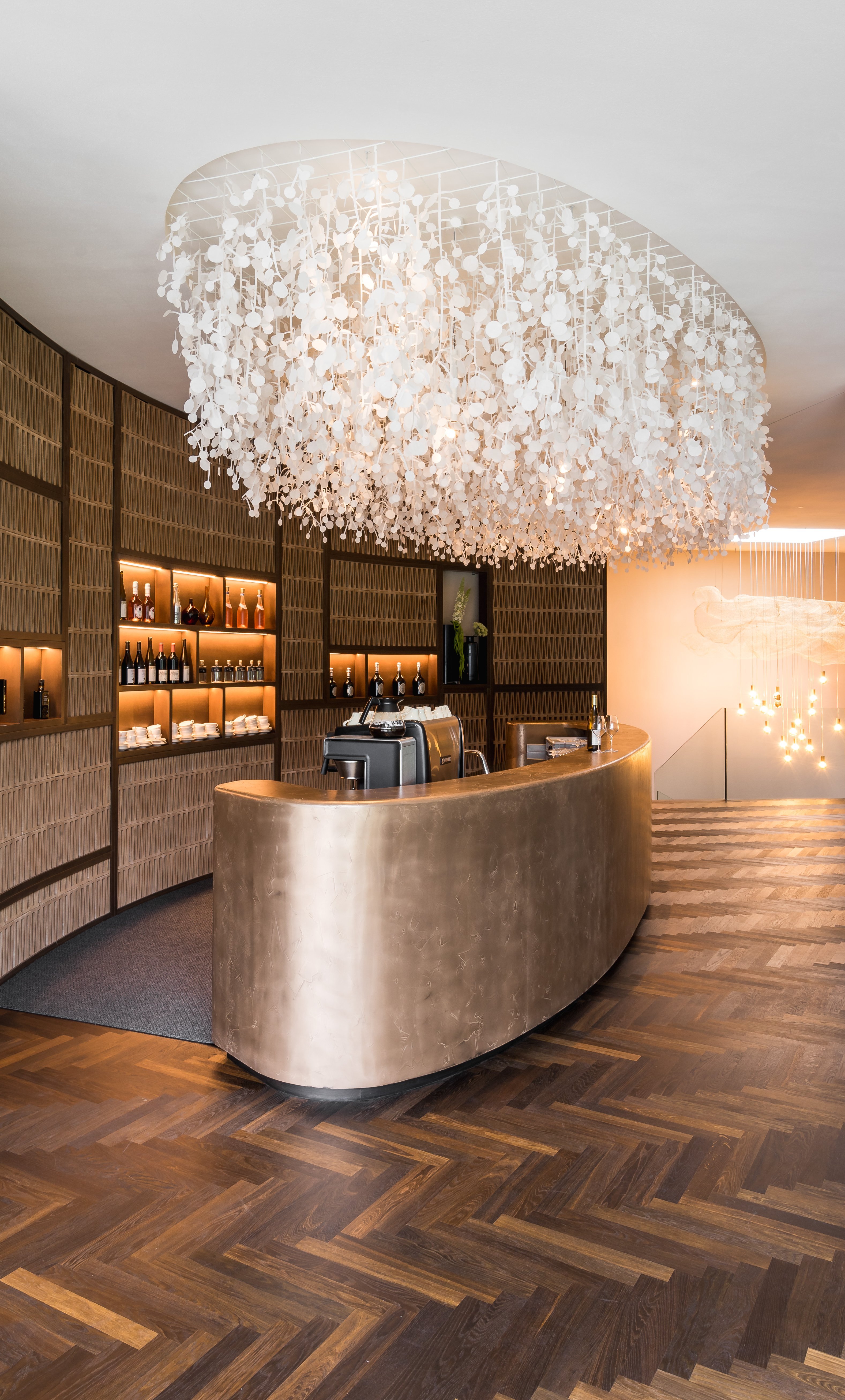 Bilaflor 500 Eiche kerngeräuchert Natura Fischgrät Parkett Eiche kerngeräuchert in edlem Ausstellungraum mit bronzefarbener Bar