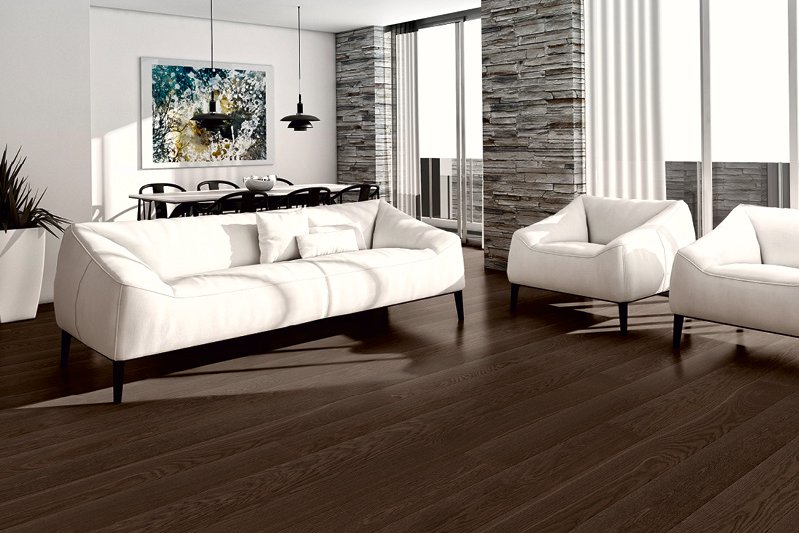 Wohnzimmer mit weißen Sitzmöbeln und dunklem Holzboden aus Eiche
