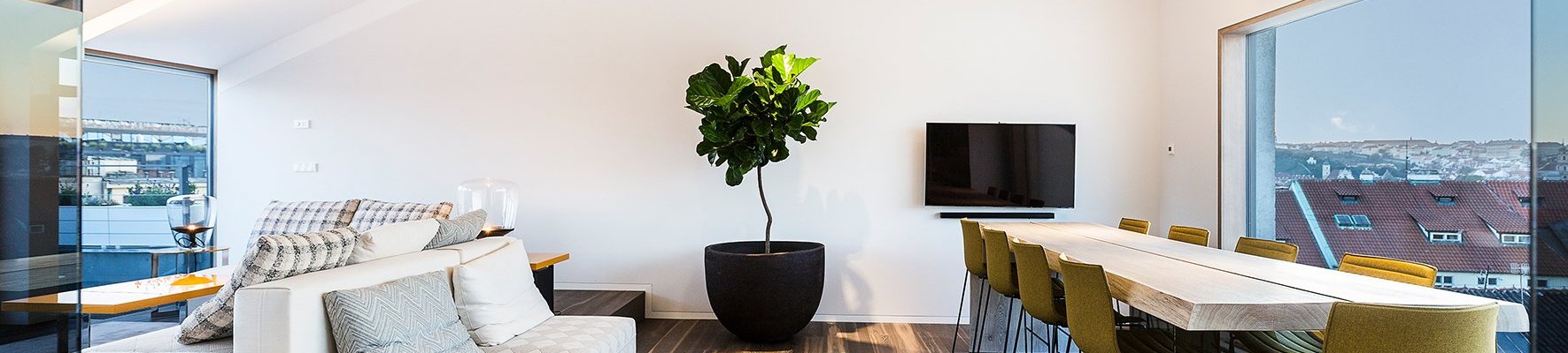 Design Eichenparkett in moderner Loftwohnung mit Malerei an der runden Decke