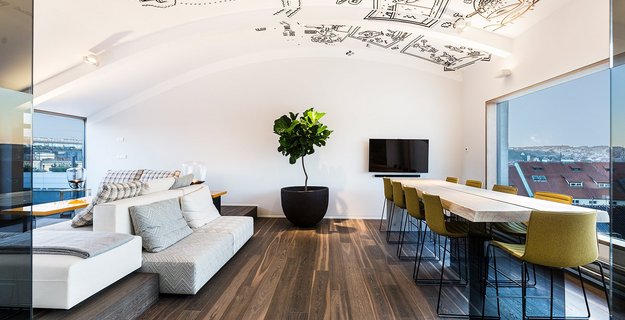 Design Eichenparkett in moderner Loftwohnung mit Malerei an der runden Decke