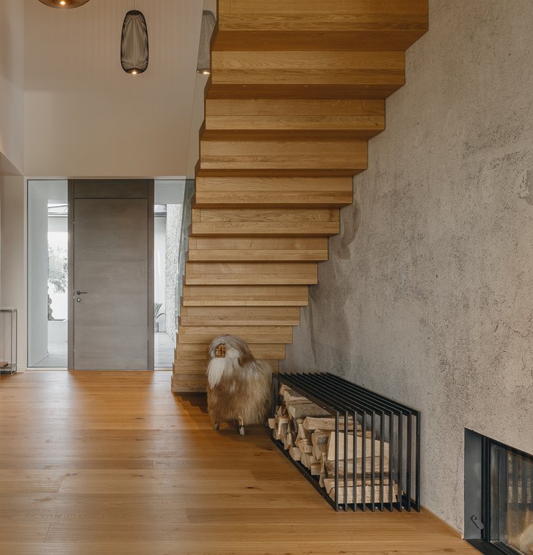 Eichenparkett und Holztreppe Eiche in gemütlichem Designer-Eingangsberreich