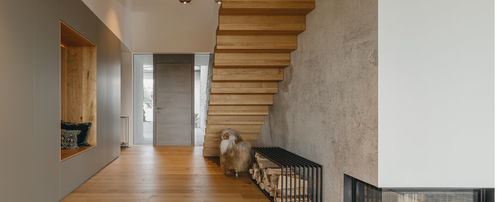 Eichenparkett und Holztreppe Eiche in gemütlichem Designer-Eingangsberreich