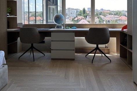 Fischgrät Parkett in Büro Eiche weiß mit Ausblick