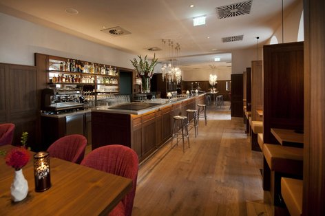 altwiener Stil in einer Bar mit rustikalem Holzboden