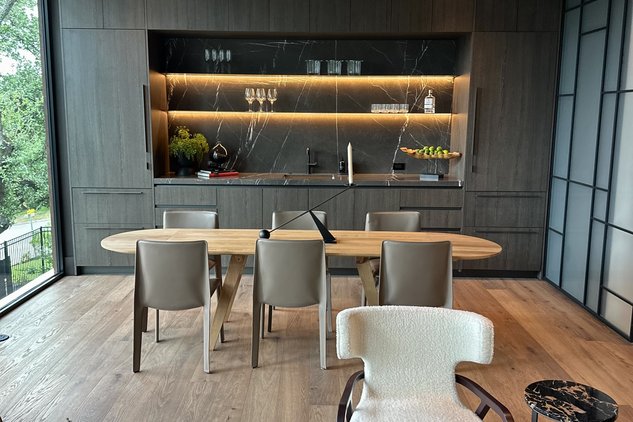 Edler Wohn-Essbereich mit Echtholzparkett