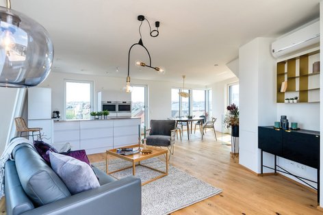 Stylische Wohnung mit Designlampen und rustikalem Parkett