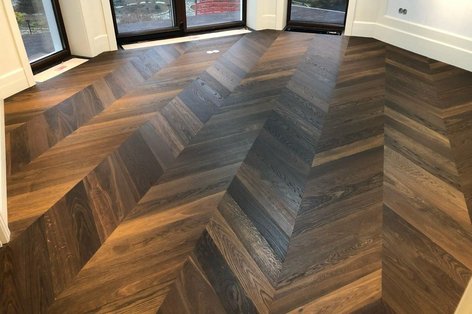 MULTIflor 740 45° Eiche kerngeräuchert Natura Französisch Fischgrät Parkett in Eiche kerngeräuchert in hellem Raum