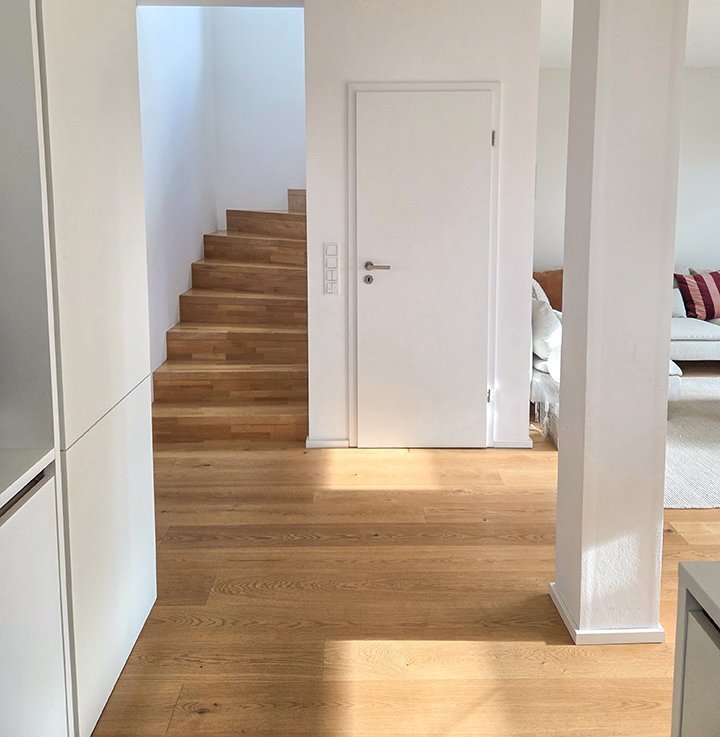 Boden und Treppe aus Eichenparkett Holztreppe aus Eichenparkett in Stab- bzw. Schiffsbodenoptik als gestalterisches Element im hellen Wohnbereich