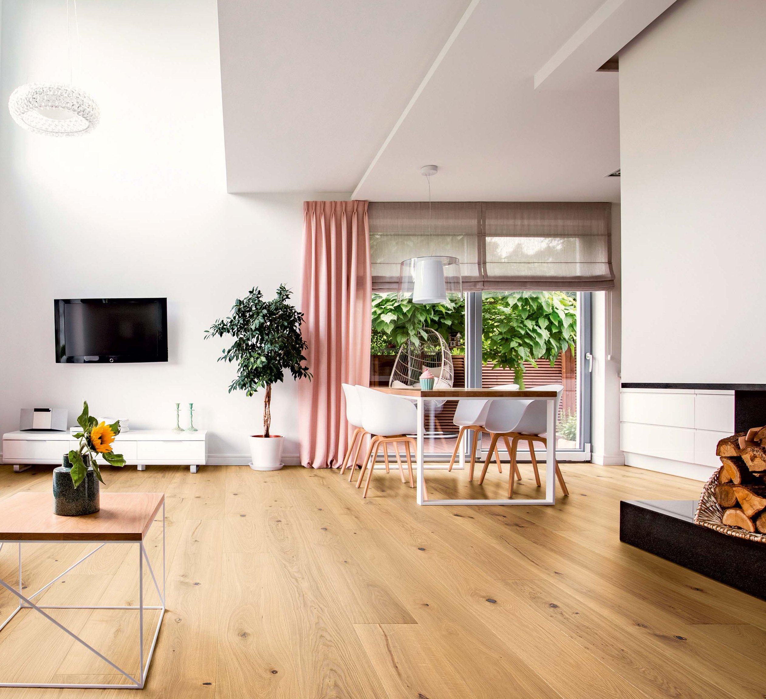 Landhausdiele Eiche in großem Wohnzimmer mit Kamin