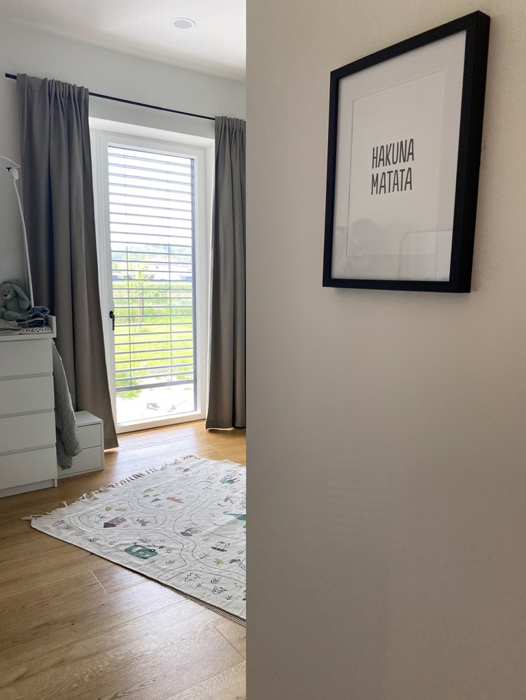 [Translate to EN:] Hakuna Matata Bild Eingang Babyzimmer