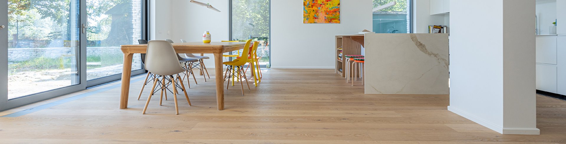 Light-flooded dining room in white and oak with white oiled country house floorboards