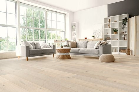 Wohnzimmer in Grautönen und weißem Eichenparkett