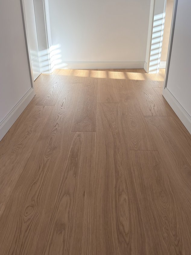 Detailaufnahme Landhausdielen Eiche weiß geölt in modernem Haus