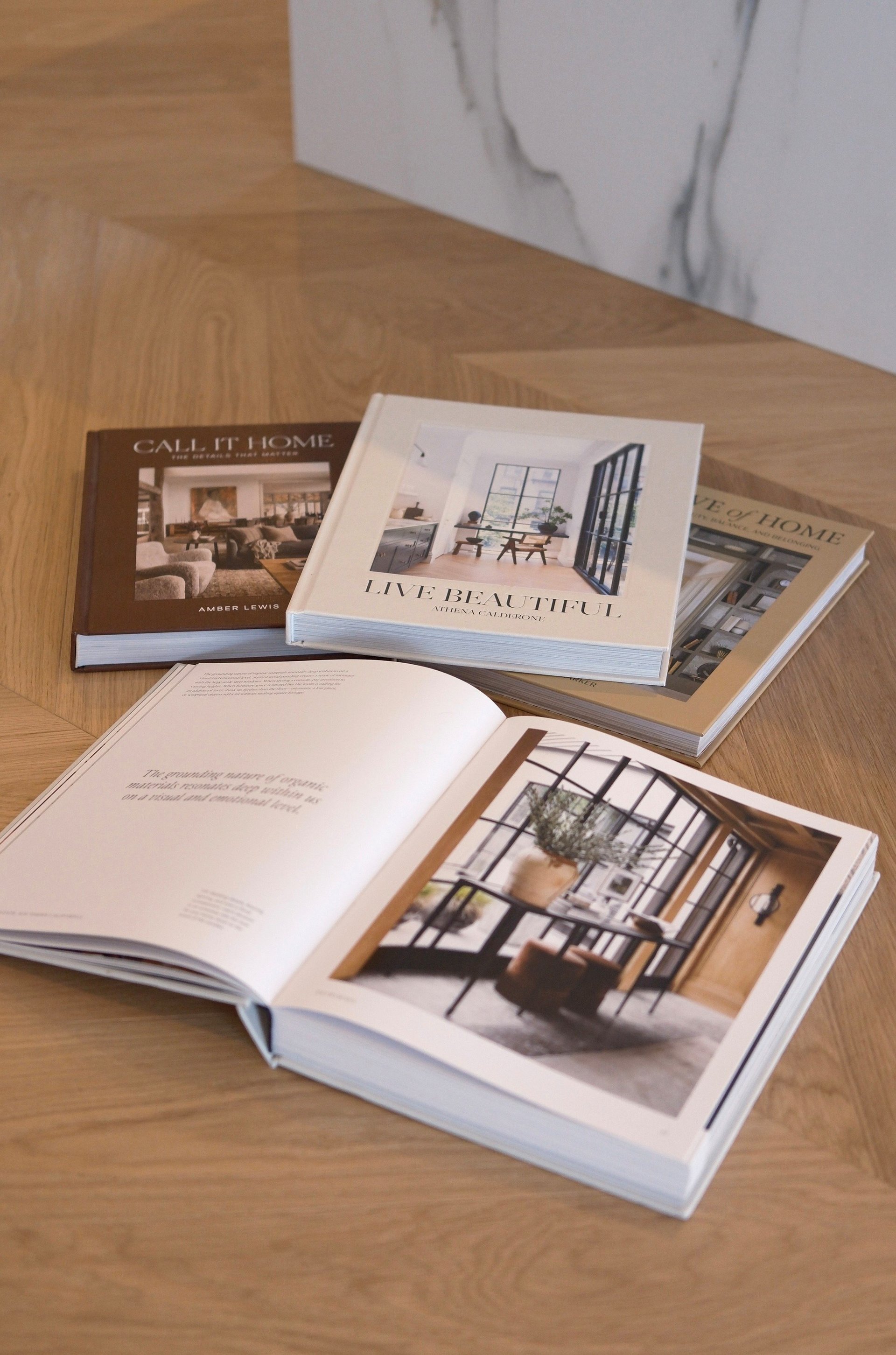 Interiormagazine auf Eichenparkett neben einer Marmoroberfläche