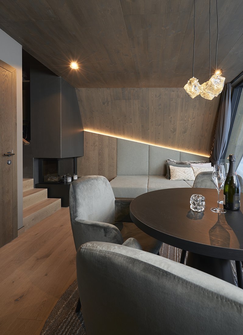 Innenraum Chalet Triforet Resort mit grauem Eichenparkett WOODFLOR182 im Alpin Chic.