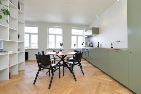 Mattgrüne Küchenzeile modern in Altbauwohnung mit Fischgrät Boden