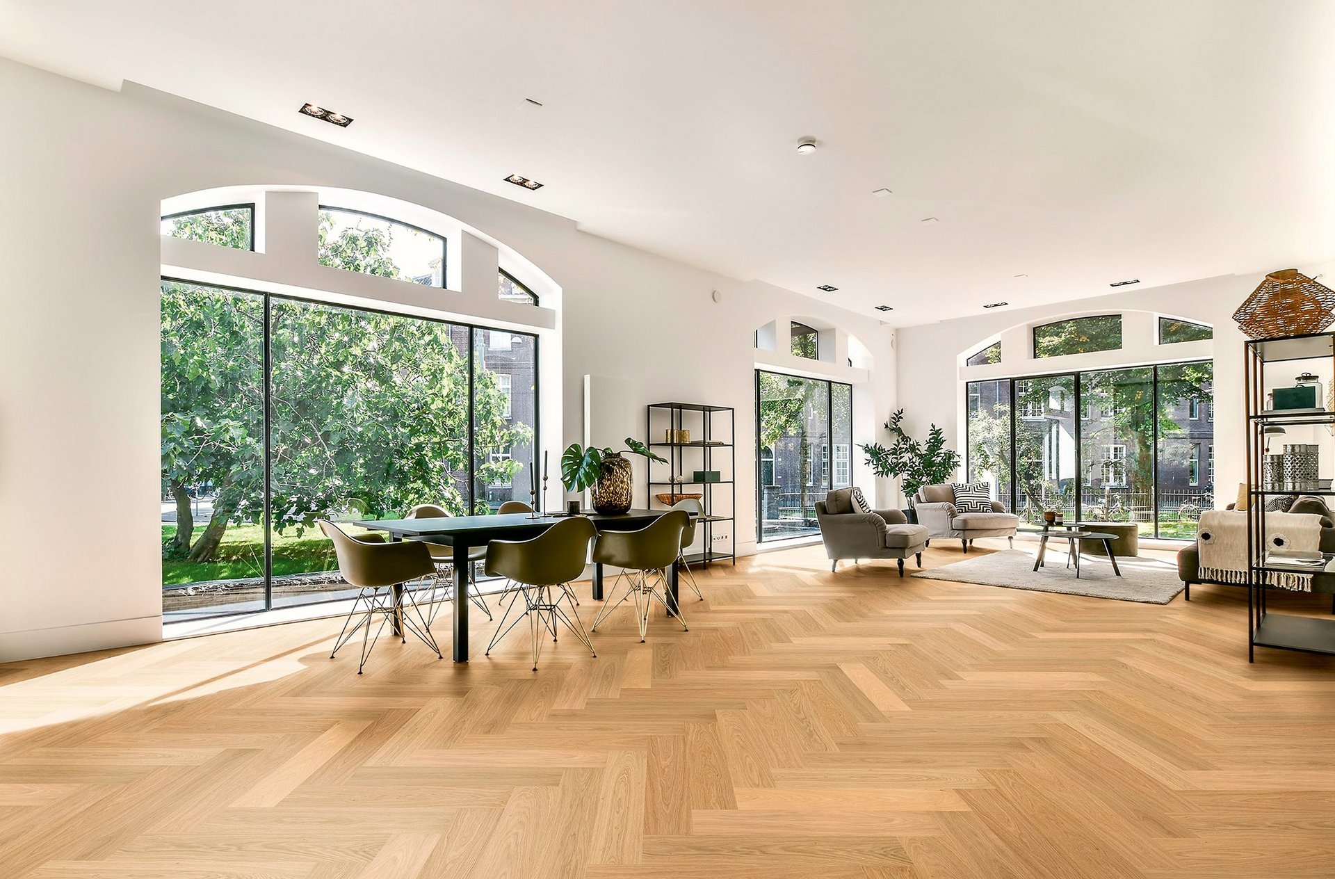 Fischgrät Parkett MULTIflor 700 Eiche Natur Natura Fischgrätparkett aus Eiche Natur in einem loftartigen Wohnraum mit bodentiefen Fenstern und minimalistischer Einrichtung im Industrial-Stil.