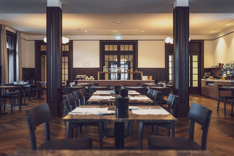 Fischgrät Parkett Eiche dunkel in Speisesaal