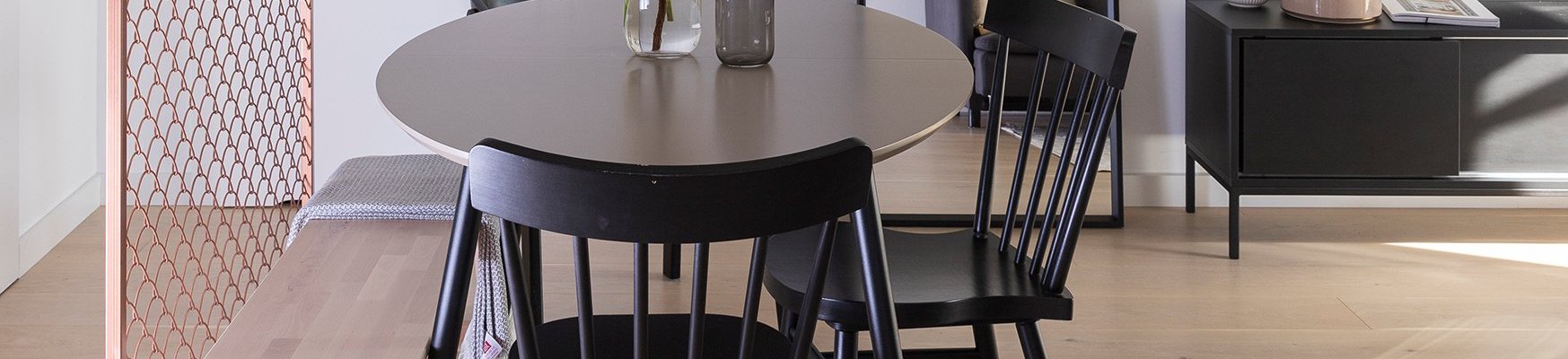 Esszimmer in moderner Wohnung mit weißen Landhausdielen