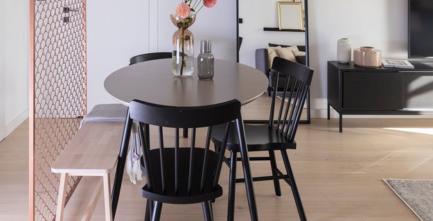 Esszimmer in moderner Wohnung mit weißen Landhausdielen