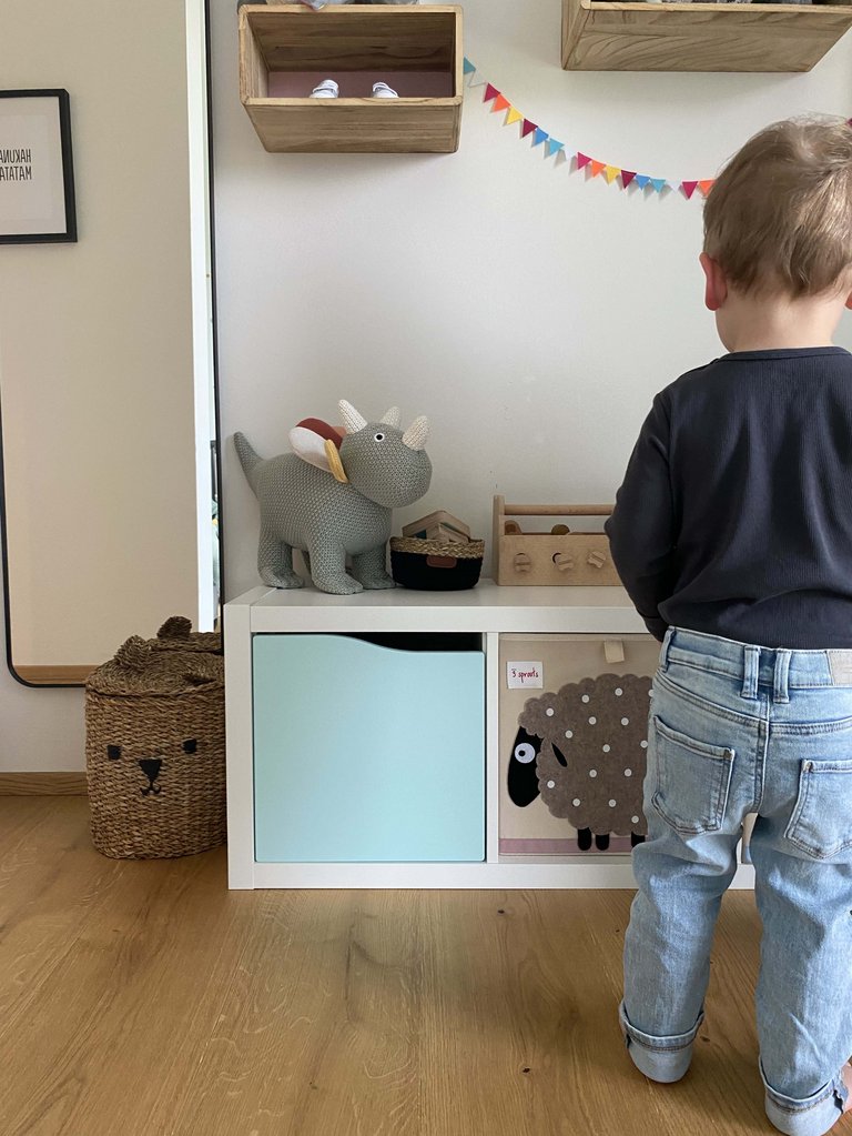 Landhausdiele Eiche mit spielendem Kind vor Regal im Kinderzimmer