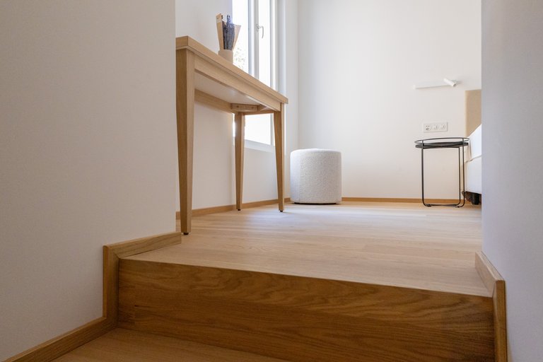 Treppe in Zimmer wo Eichenparkett liegt