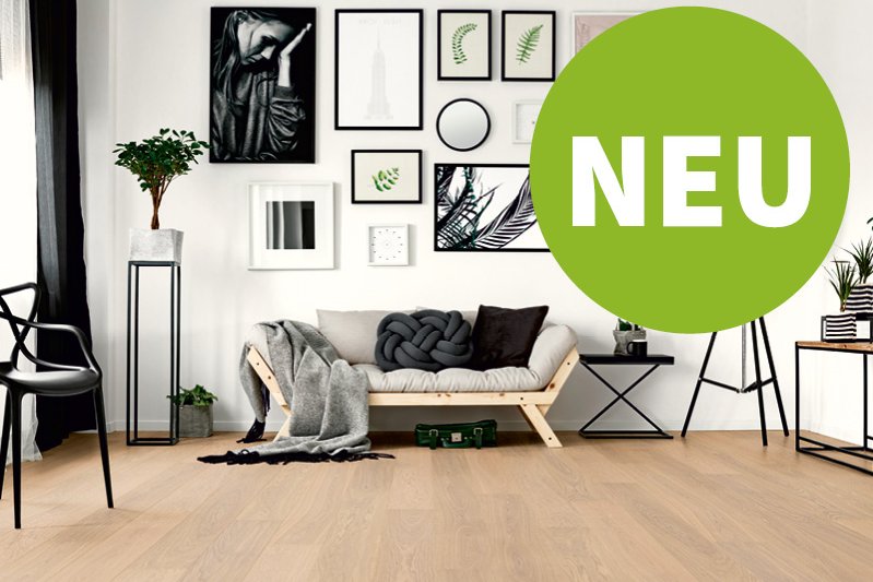 Modernes Wohnzimmer mit Bilderwand und Holzboden
