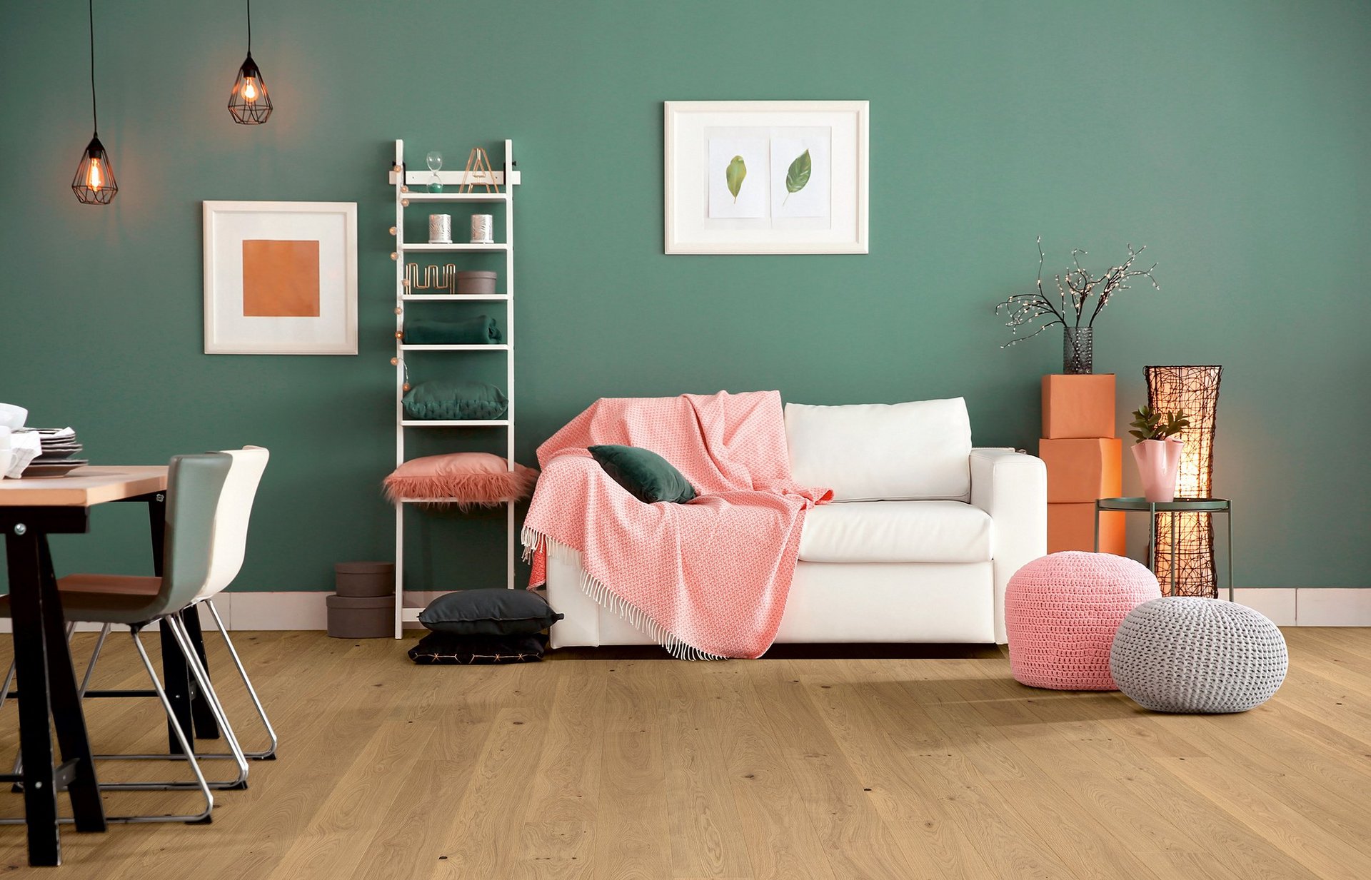 Landhausdiele Eiche Astig Parkett Eiche weiß geölt in modernem Wohnzimmer mit petrolfarbener Wand