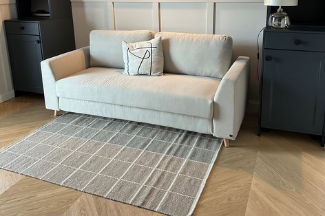 Weißes Französisches Fischgrät mit dunkel Schränken und hellem Sofa