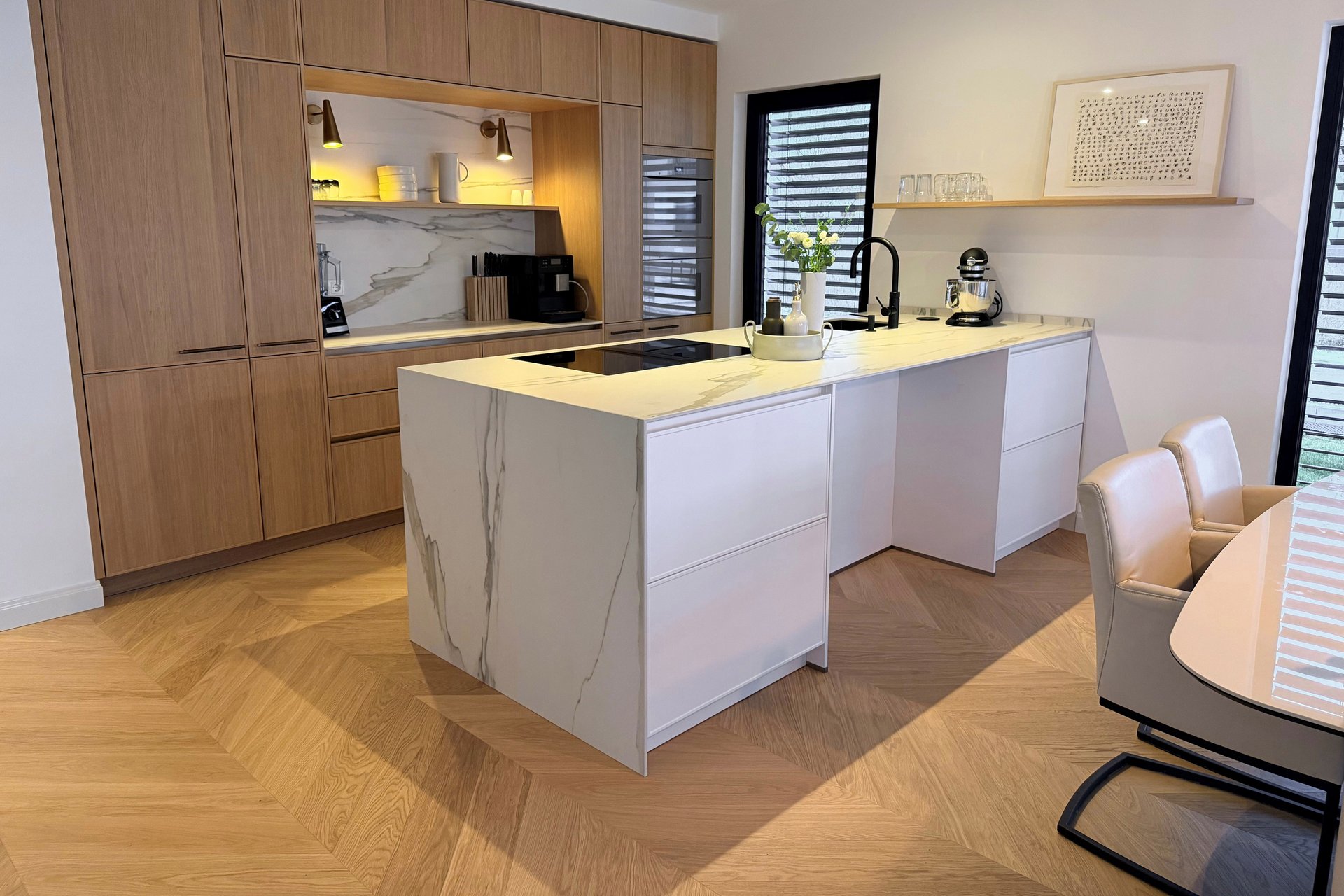 Französisch Fischgrät Eiche Natur Perla Französisches Fischgrät-Parkett im Modern Organic Haus Mainz