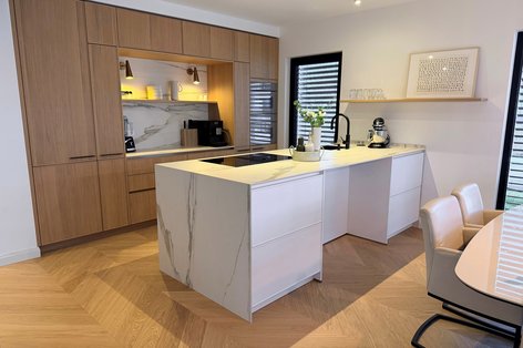 Küche aus Holz und Marmor mit Französisch Fischgrät Parkett in Eiche weiß