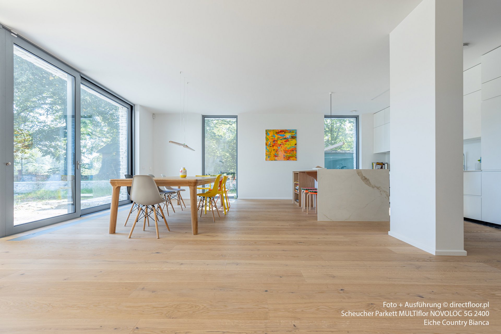 Landhausdiele Eiche Country Bianca Helles Esszimmer mit Landhausdielen in Eiche Weiß, Marmorküchenblock und luftig-bunter Esszimmereinrichtung.