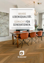 Titelbild eines Parkettkatalogs mit verlegtem Parkett im Französischen Fischgrätmuster in einem klassisch eingerichteten Raum mit rostroten Samtstühlen und einem Kronleuchter; Text-Overlay und Logo im oberen Bereich.