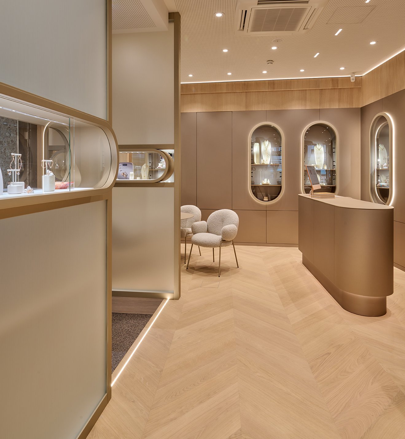 Französisches Fischgrät Eichenparkett in edler Boutique mit Teddysesseln