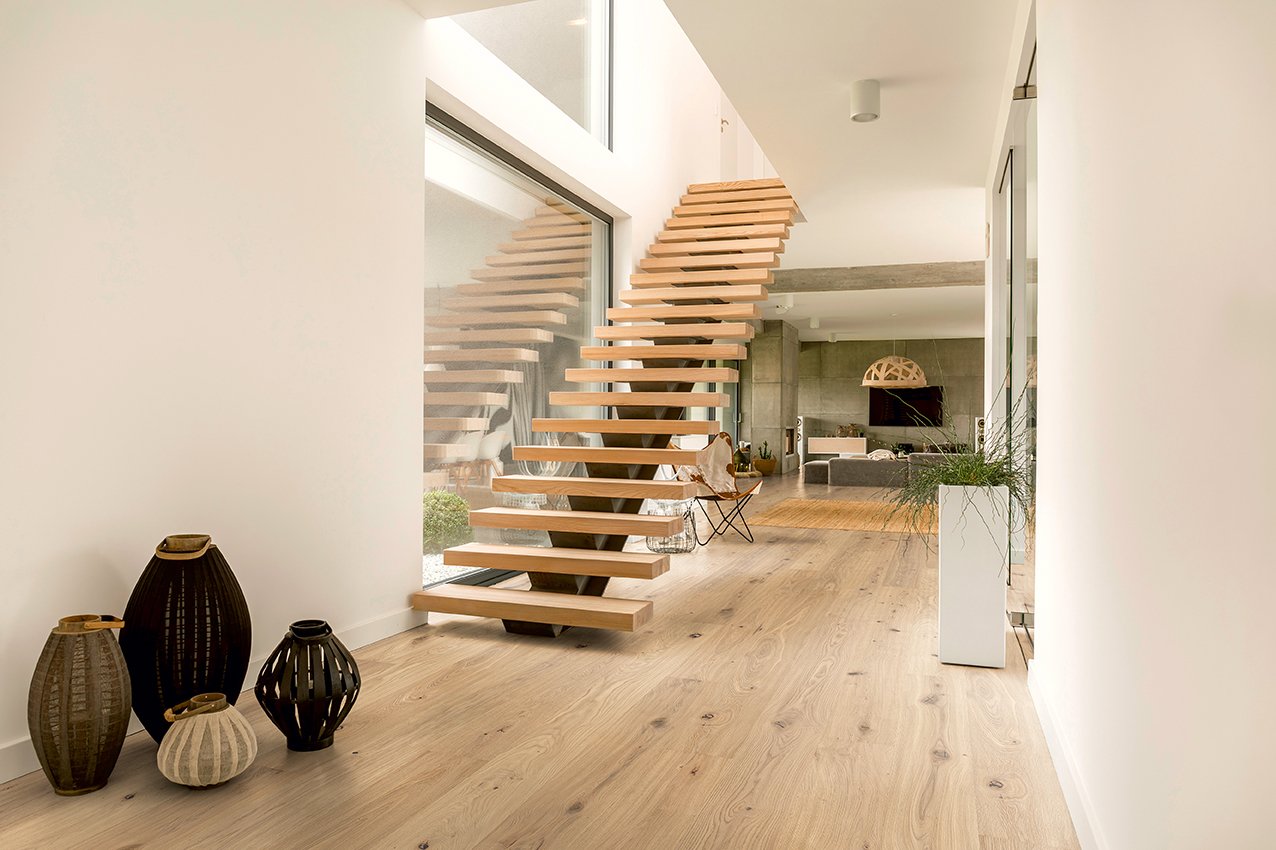 WOODflor NOVOLOC 5G 182 Elevation Eiche Rügen Treppenaufgang in einem modernen Wohnzimmer mit Landhausdielen in Eiche