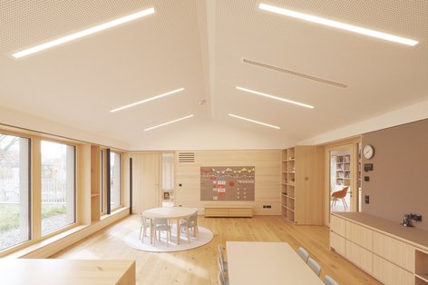 Moderner Holzbau Kindergarten mit Parkettboden aus Eiche