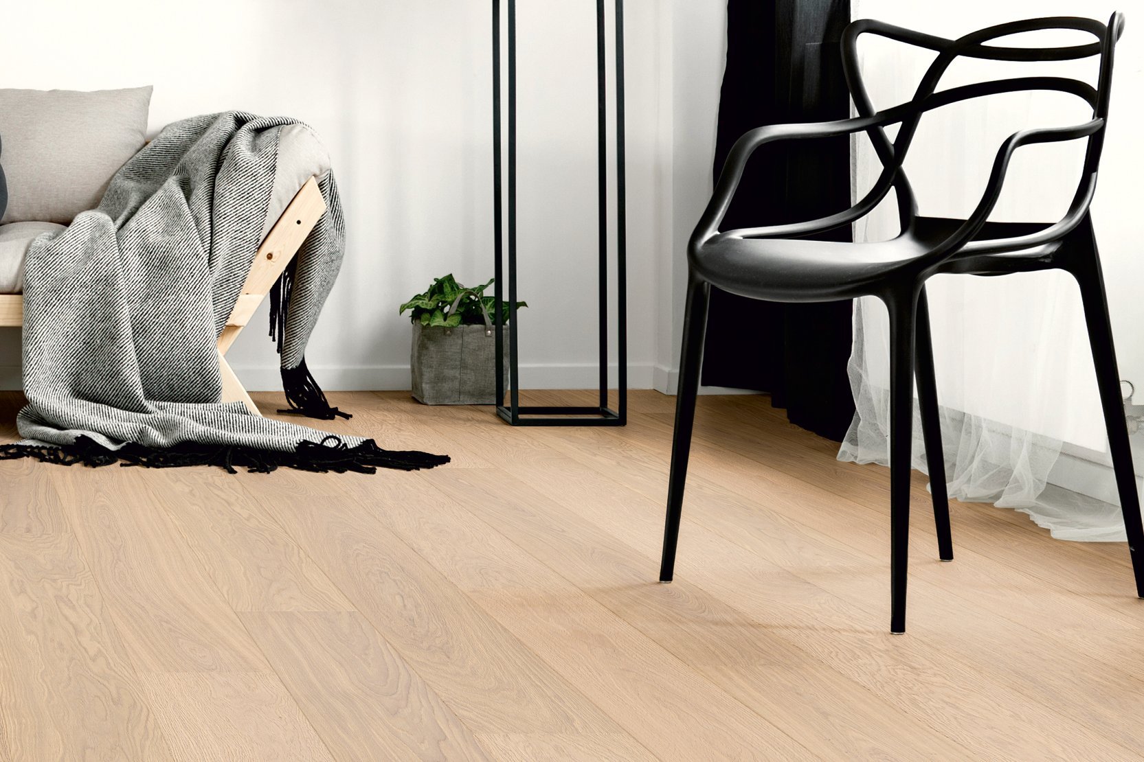 Wide plank oak Natur Bianca Purotec Modern living room with a black chair and white oak hardwood floors