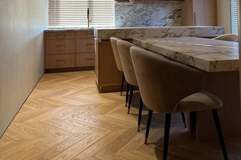 Küche mit Eichenparkett als Französisch Fischgrät Parkett und hochwertigem Stein